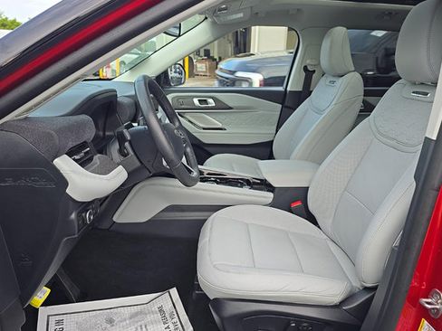 Used 2025 Ford Explorer Platinum w/ Ultimate Package AWD/4WD image 5