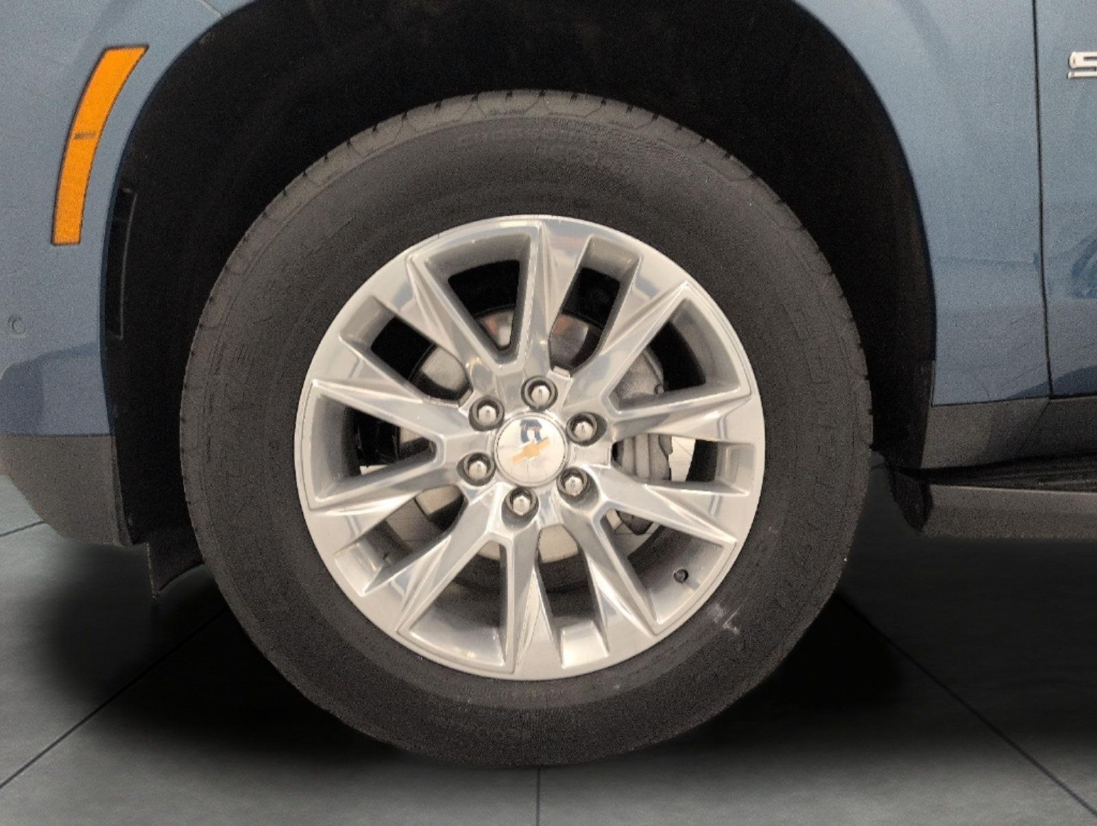 Used 2025 Chevrolet Suburban Premier AWD/4WD image 3