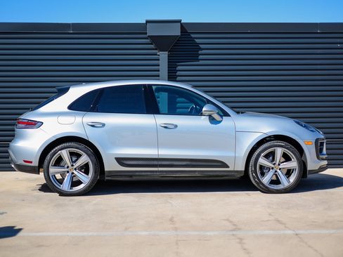 Certified 2025 Porsche Macan image 8