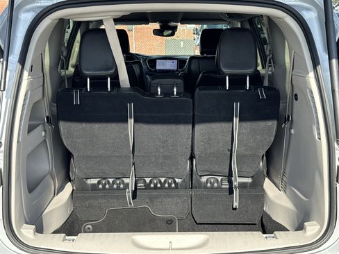 Used 2024 Chrysler Pacifica Touring-L image 18