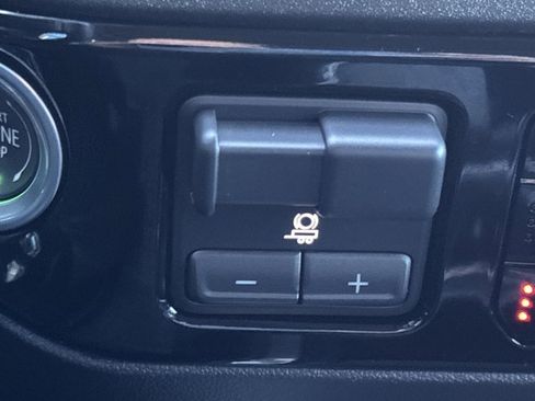 Used 2024 Chevrolet Silverado 2500 LTZ w/ LTZ Convenience Package image 38