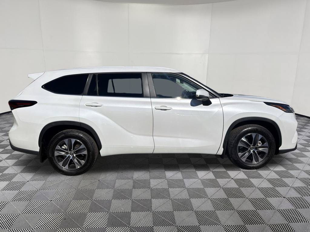 Used 2026 Toyota Highlander XLE AWD/4WD image 9