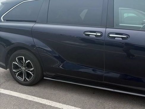 Used 2025 Toyota Sienna Platinum AWD/4WD image 5