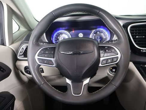 Used 2023 Chrysler Pacifica Touring-L FWD image 38