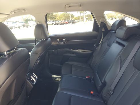 Used 2022 Kia Sorento S image 11