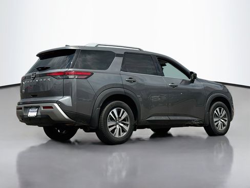 Used 2022 Nissan Pathfinder SL AWD/4WD image 2