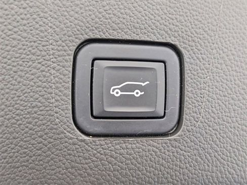 Used 2022 Chevrolet Traverse LT image 30