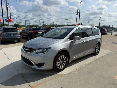 Used 2020 Chrysler Pacifica Touring-L Plus FWD image 5