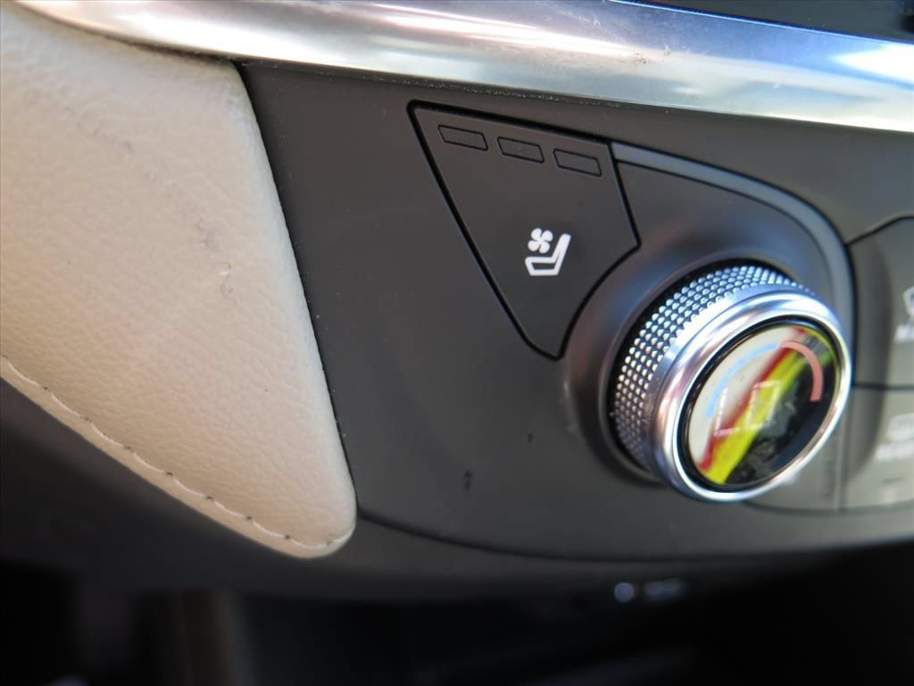 Used 2023 Chevrolet Traverse Premier FWD image 13
