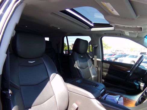 Used 2019 Cadillac Escalade Luxury AWD/4WD image 35