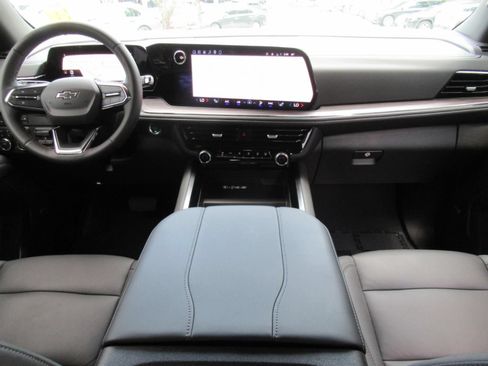 Used 2025 Chevrolet Suburban Z71 w/ Comfort Package AWD/4WD image 11