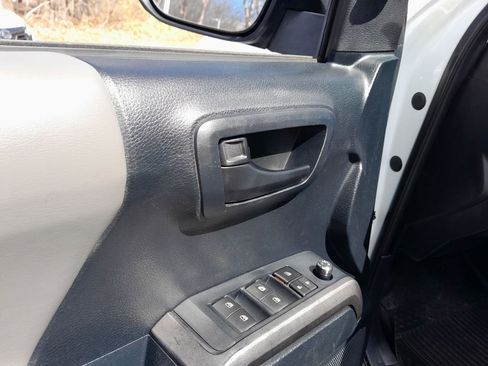 Used 2016 Toyota Tacoma SR5 w/ SR5 Appearance Package (SN) image 11