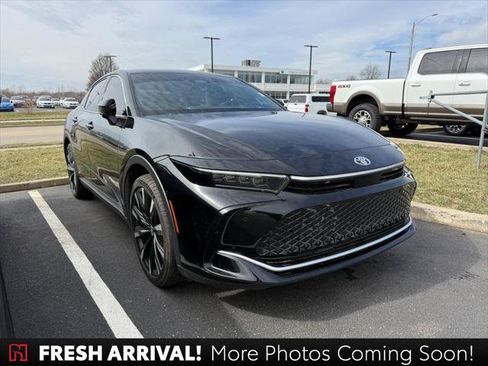 Certified 2025 Toyota Crown Platinum image 1