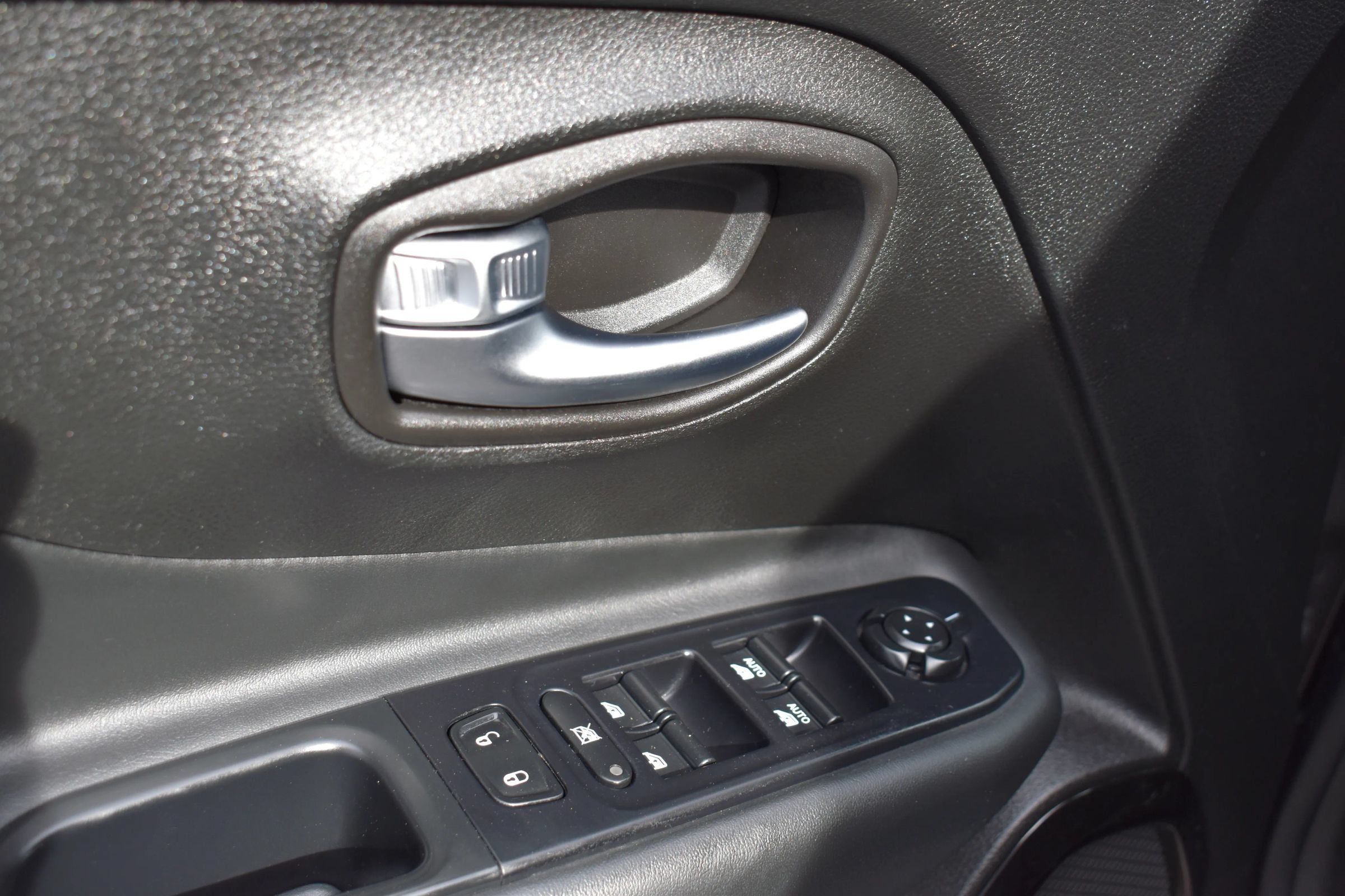 Used 2018 Jeep Renegade Altitude AWD/4WD image 18