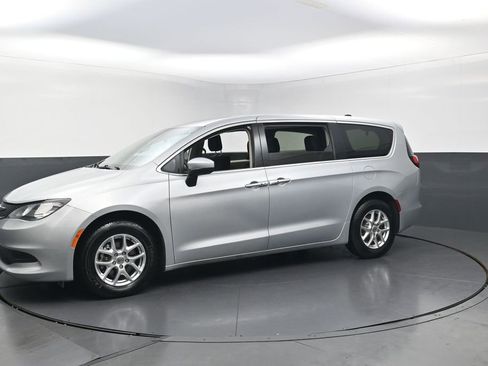 Used 2022 Chrysler Voyager LX FWD image 10