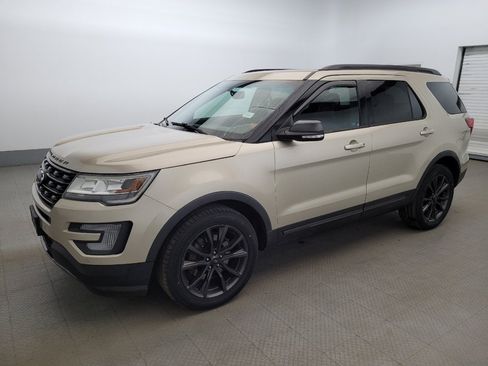 Used 2017 Ford Explorer XLT w/ Equipment Group 202A AWD/4WD image 2
