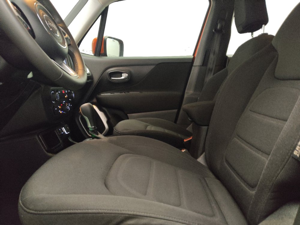 Used 2021 Jeep Renegade Latitude FWD image 17