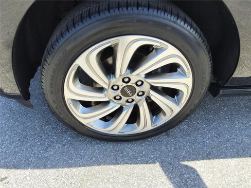Certified 2024 Lincoln Navigator L Reserve AWD/4WD image 9