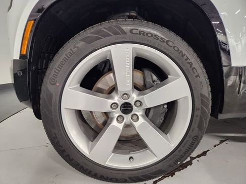 New 2026 Land Rover Defender 130 X-Dynamic SE image 8