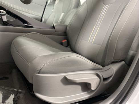 Used 2025 Hyundai Elantra SEL image 19