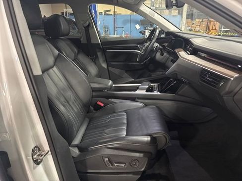Used 2019 Audi e-tron Prestige w/ Prestige Package image 12