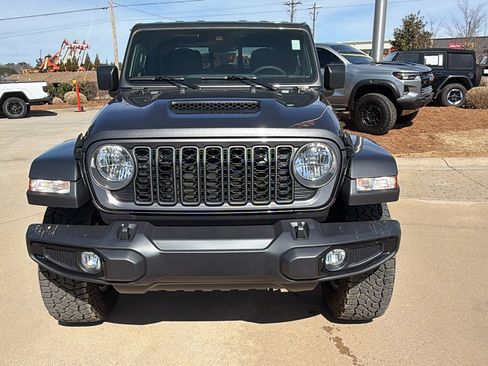 Used 2025 Jeep Gladiator Sport image 3