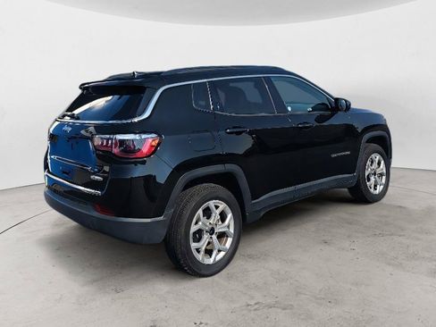 Used 2025 Jeep Compass Latitude w/ Sun & Sound Group AWD/4WD image 3