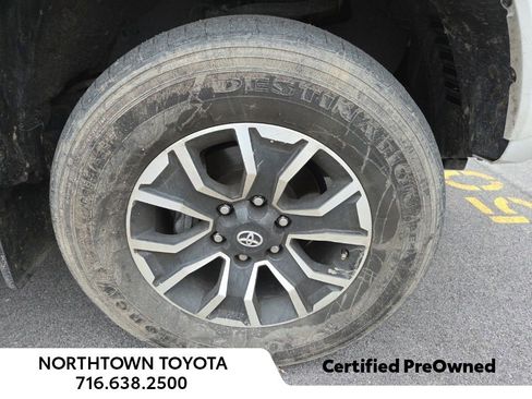 Used 2022 Toyota Tacoma TRD Sport image 2
