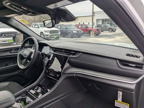 New 2024 Jeep Grand Cherokee L Altitude image 45