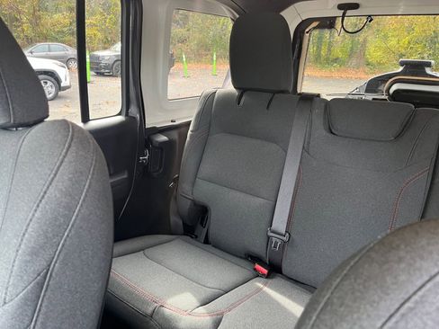 Used 2025 Jeep Wrangler Unlimited Rubicon image 35