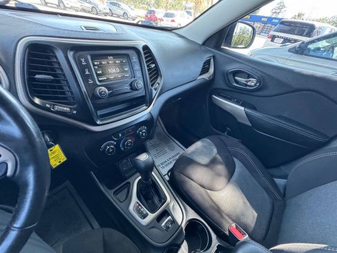 Used 2018 Jeep Cherokee Latitude w/ Altitude Package FWD image 20