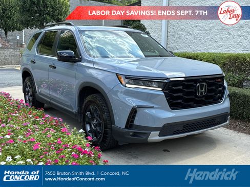 Certified 2025 Honda Pilot TrailSport image 1