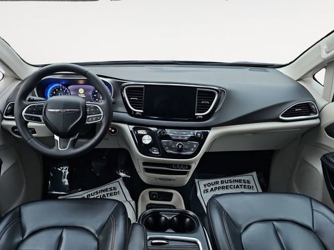 Used 2023 Chrysler Pacifica Touring-L image 16