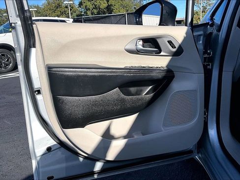 Used 2024 Chrysler Pacifica Touring-L image 18