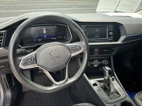 Used 2024 Volkswagen Jetta SE FWD image 12