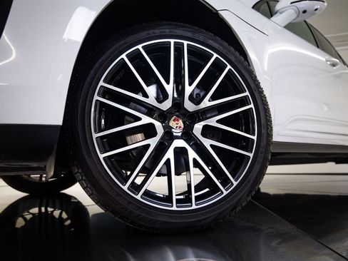 Certified 2023 Porsche Macan AWD/4WD image 12