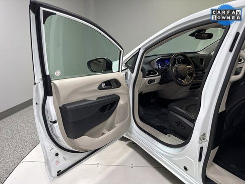 Used 2023 Chrysler Pacifica Touring-L image 7