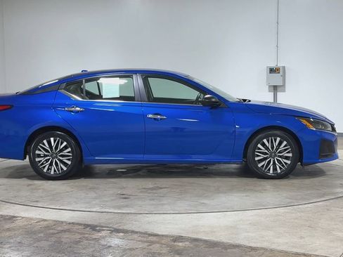 Used 2025 Nissan Altima 2.5 SV FWD image 9
