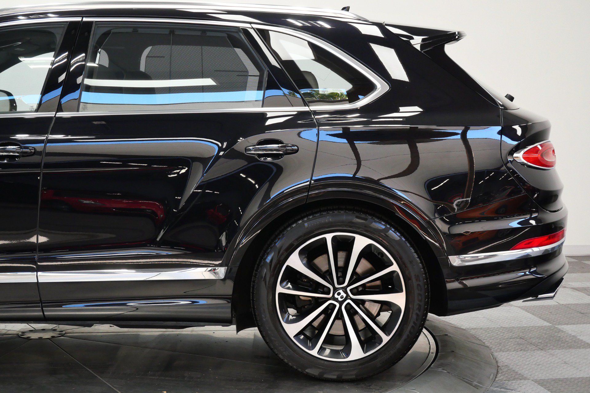 Used 2023 Bentley Bentayga AWD/4WD image 45