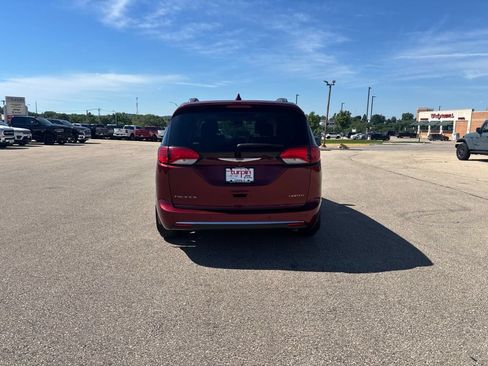 Used 2018 Chrysler Pacifica Limited w/ Tire & Wheel Group FWD image 4
