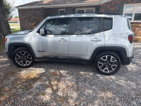 Used 2016 Jeep Renegade Latitude FWD image 6
