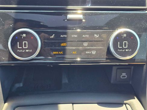 Used 2025 Land Rover Discovery Dynamic SE AWD/4WD image 32