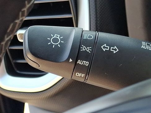 Used 2025 Hyundai Venue SEL FWD image 25