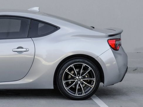 Used 2017 Toyota 86 RWD image 10