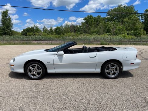 Used 2002 Chevrolet Camaro Z28 w/ SS Performance/Appearance Pkg RWD image 13
