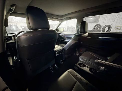 Used 2017 Toyota Highlander Limited image 9