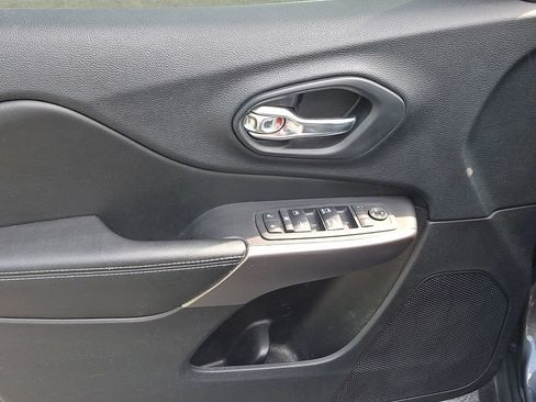 Used 2019 Jeep Cherokee Latitude Plus FWD image 18