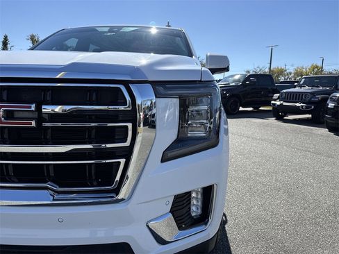 Used 2022 GMC Yukon XL SLT w/ SLT Premium Package image 9