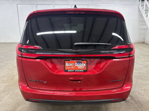 Used 2025 Chrysler Pacifica Limited FWD image 6