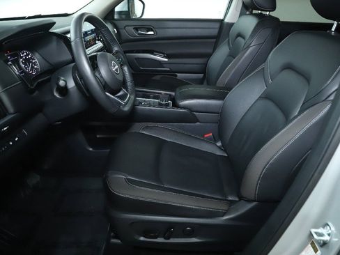 Certified 2025 Nissan Pathfinder SL image 19